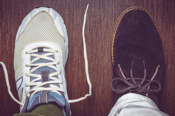 Dualität im Bild ausgedrückt als zwei Paar verschieden farbige Schuhe und Modelle. 