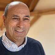 Kunde in der Praxis Kirchdorf, der Birgit Herrscher über seine positive Erfahrungen mit den Qi Quant Frequenzgeräten zur Behandlung einer Polyarthritis berichtet.