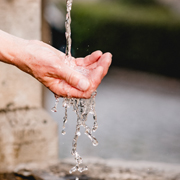 Symbolbild zu einer Kundenstimme – Hände im Wasser als Zeichen für feinstoffliche Energiearbeit